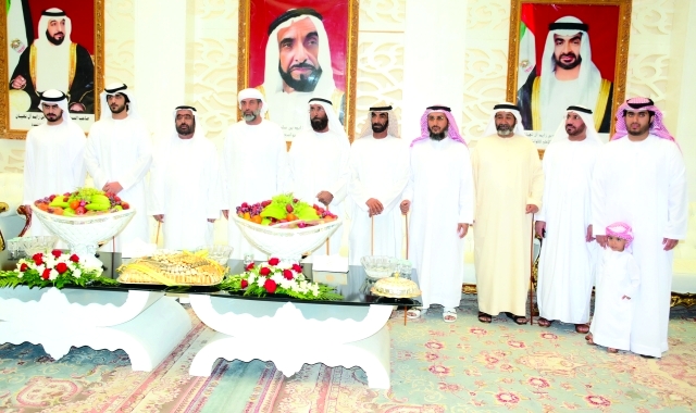 "محمد بن سلطان بن سرور يتوسط العريس وعدداً من الحضور"