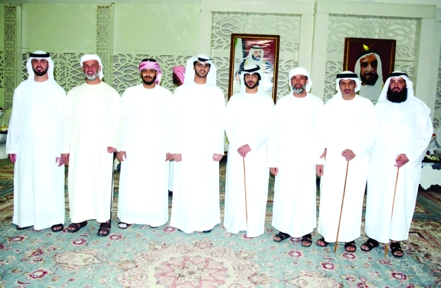 "العريس هزاع الشامسي يتوسط عدداً من أهل العروس"