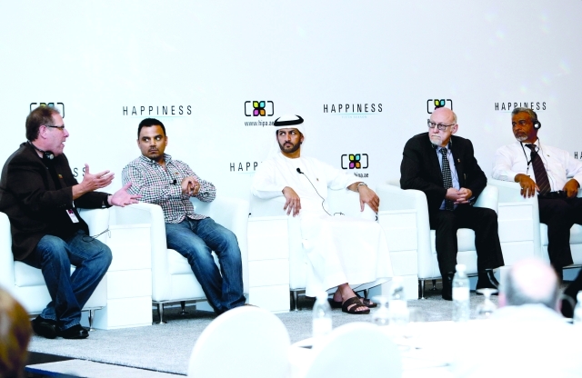 "بن ثالث يتوسط المشاركين في الجلسة الثانية  تصوير محمود الخطيب"