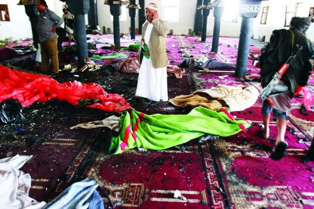 "جثث ضحايا إحدى الهجمات الانتحارية داخل مسجد في صنعاء - أ.ب"