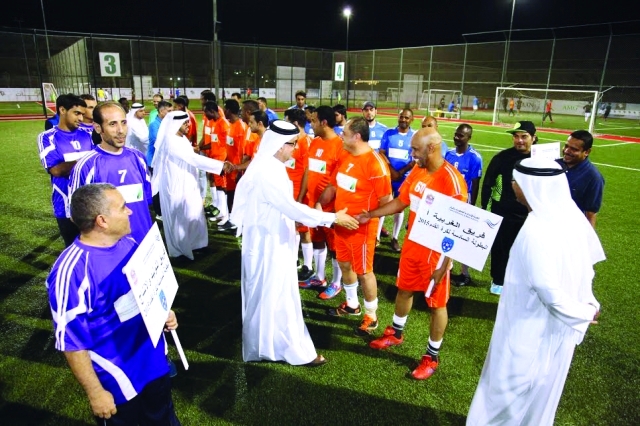 "محمد صالح يصافح اللاعبين في الافتتاح - البيان"