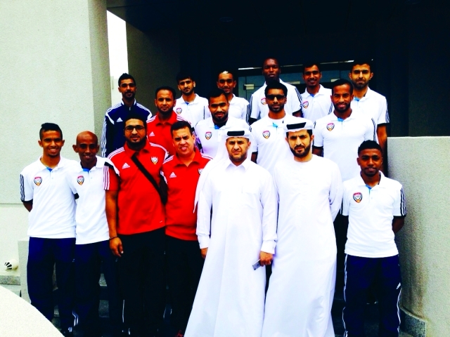"علي حمد يتوسط بعثة منتخب الشاطئية - البيان"