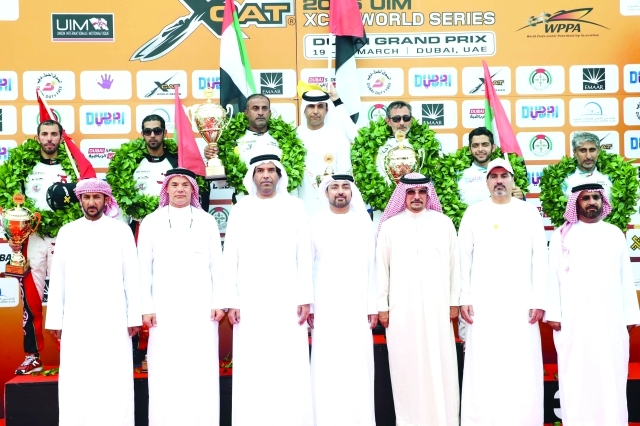 "كبار الحضور مع الأبطال على منصة التتويج - البيان"