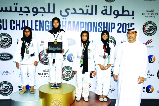 "رئيس الاتحاد مع البطلات الصغيرات أمل المستقبل"
