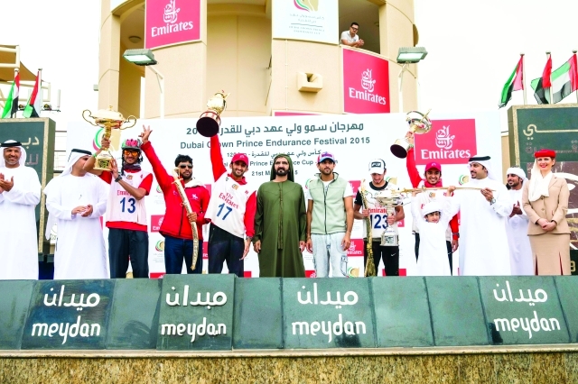 "محمد بن راشد وحمدان بن محمد في لقطة جماعية عقب تتويج البطل راشد بن دلموك بحضور الطاير وماجد المعلا والعضب"