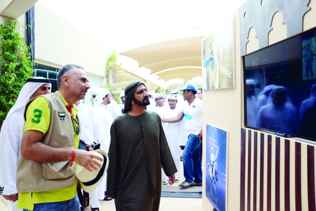 "محمد بن راشد خلال تفقده معرض مرهف العساف - تصوير - موهان"