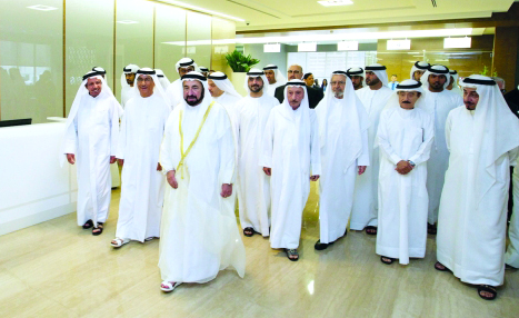 "سلطان القاسمي لدى وصوله إلى بنك الشارقة"