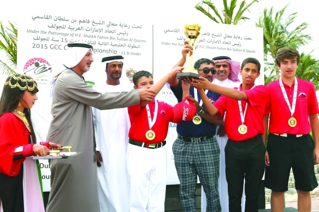 "منتخب الإمارات مع المسؤولين يرفع كأس بطولة الصافي «النت»"