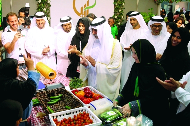 "نهيان بن مبارك خلال جولة في المعرض بحضور أمل القبيسي - البيان"