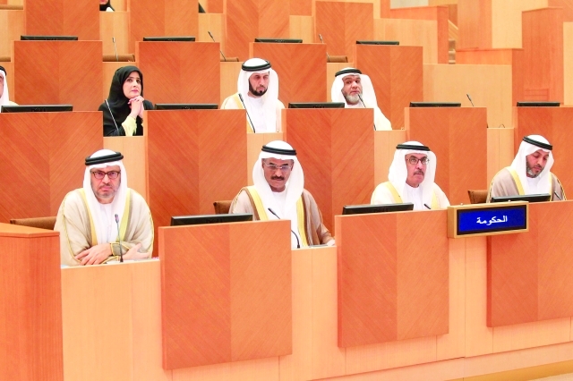 "عبدالله بلحيف النعيمي وأنور قرقاش وعبدالله غباش ومحمد الكعبي وجانب من الأعضاء خلال المناقشات -البيان"