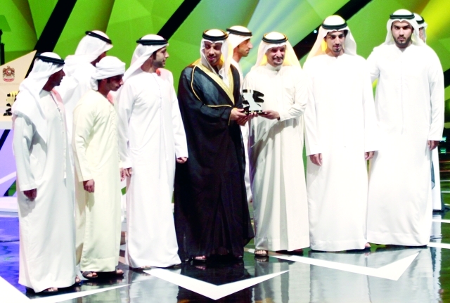 "منصور بن زايد آل نهيان يسلم الدرع إلى سعيد حارب - من المصدر"