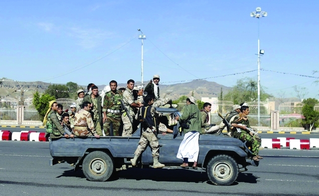 "دورية للمتمردين تجوب شوارع العاصمة اليمنية رويترز"