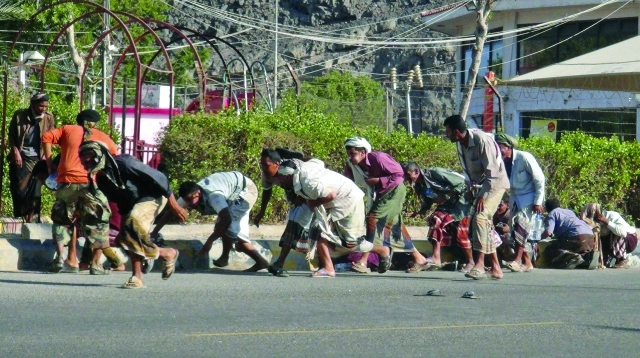 "يمنيون يتعرضون إلى إطلاق نار من قوات مرابطة في قاعدة عسكرية شمال عدن إثر محاولتهم اقتحام مخازن السلاح رويترز"