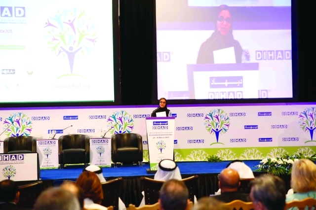 "لبنى القاسمي متحدثة في المؤتمر"