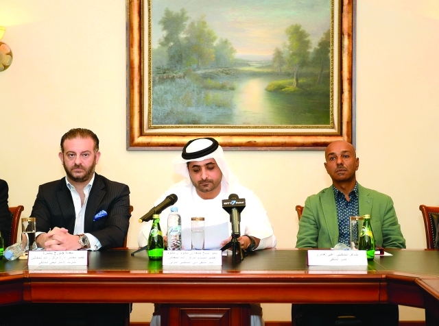 "جمعة بن مكتوم آل مكتوم يتوسط جورج بشارة وعلي العامري في مؤتمر الملتقى"