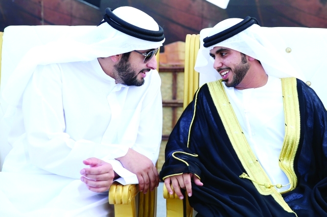 "مكتوم بن محمد في حديث مع العريس"