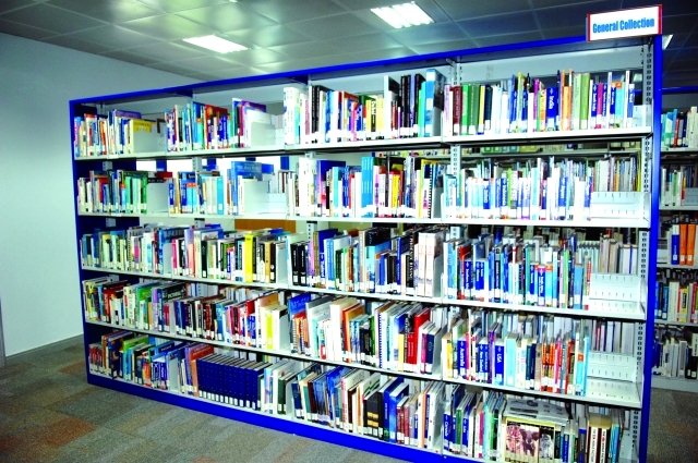 "جانب من المكتبة تصوير: حنيف"