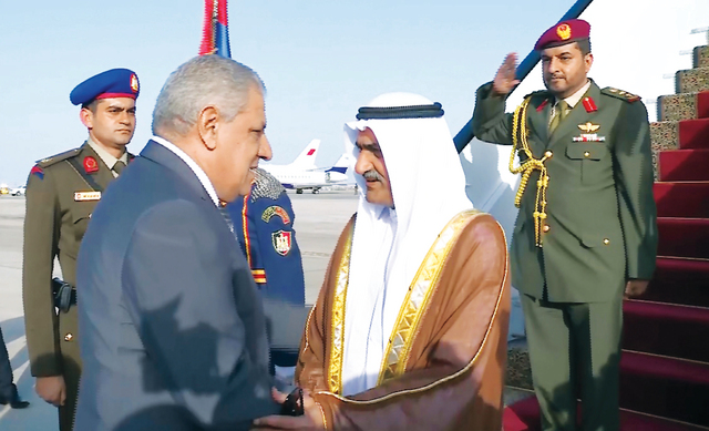 "حاكم الفجيرة لدى وصوله إلى شرم الشيخ وفي مقدمة مستقبليه إبراهيم محلب - وام"