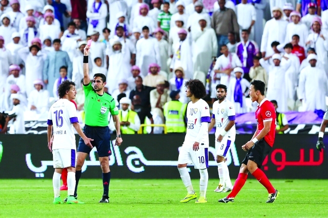 "يعقوب الحمادي يشهر البطاقة الحمراء في وجه لاعب العين محمد عبد الرحمن\tتصوير- ناصر بابو"
