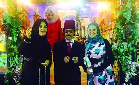 "شبيه غوار يستقبل زوار الجناح السوري"