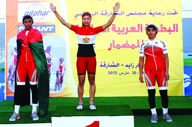 "لاعبتا المنتخب فاطمة وشيخة مع المصرية ابتسام لحظة التتويج\t- البيان"