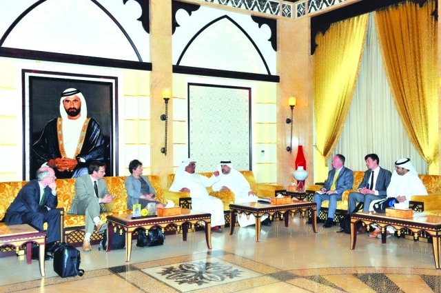 "وفد جامعة أكسفورد البريطانية أثناء اجتماعه مع ضاحي خلفان بحضور جمال بن حويرب"