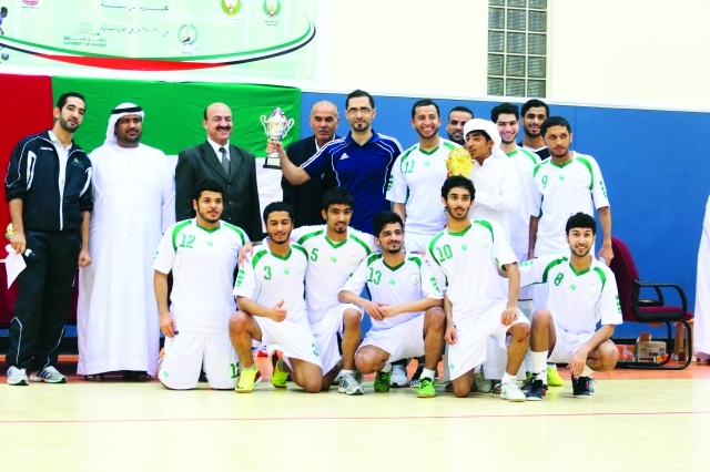 "د.محمود درابسة في لقطة تذكارية مع منتخب جامعة الشارقة خورفكان"