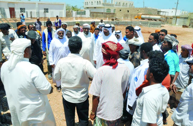 "..ويطّلع على حاجات النازحين \t وام"