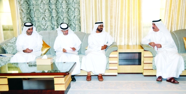 "سعود المعلا خلال استقباله وفد وكالة الإمارات للفضاء وام"