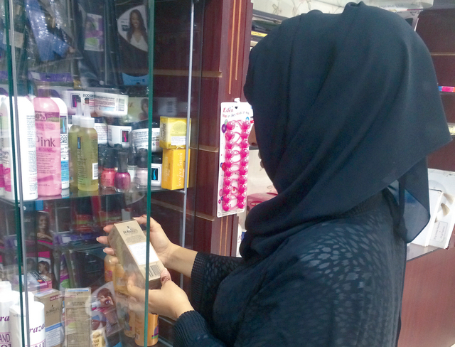 "مفتشات البلدية خلال زيارات سابقة لصالونات التجميل  -  من المصدر"