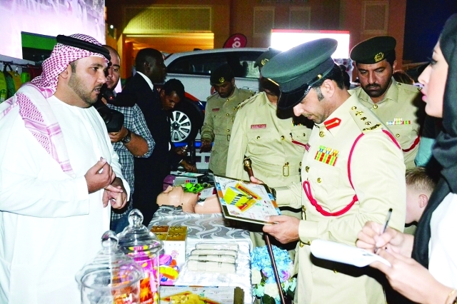 "المزروعي متفقداً الأجنحة التوعوية"