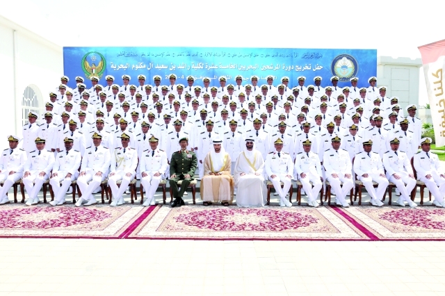 "حمدان بن محمد يتوسط الخريجين بحضور محمد البواردي وحمد الرميثي - تصوير - محمد هشام"