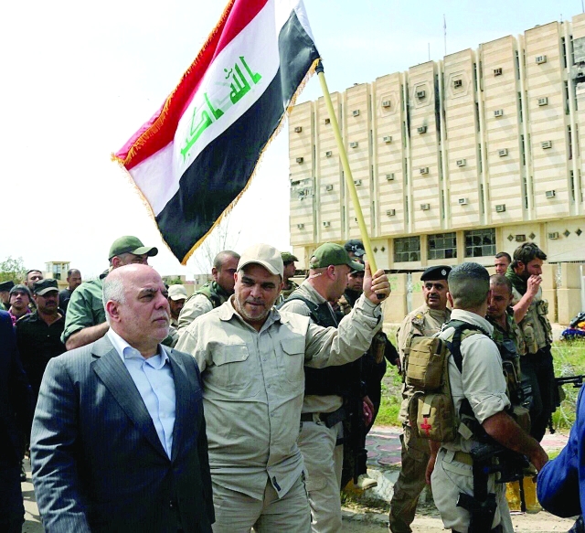 "حيدر العبادي متجولاً في تكريت - أ.ب"