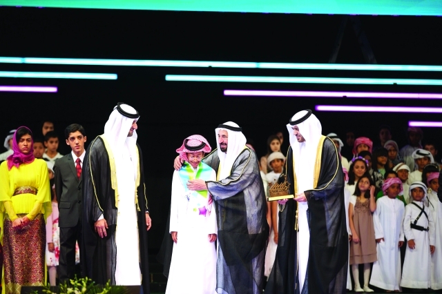 "سموه يكرم الفائز الأول بحضور  أحمد القاسمي وخالد المدفع"