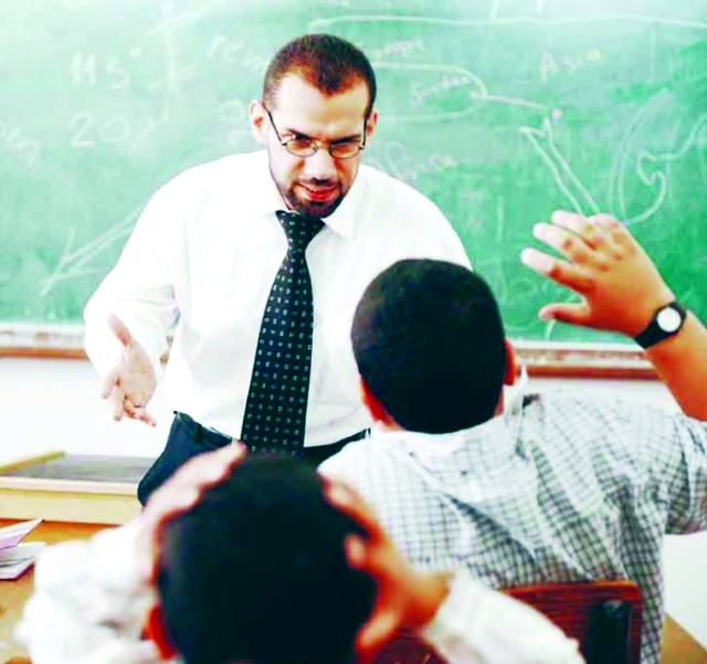 "المدرس متوتر والطالب متحفز في عنف متبادل"