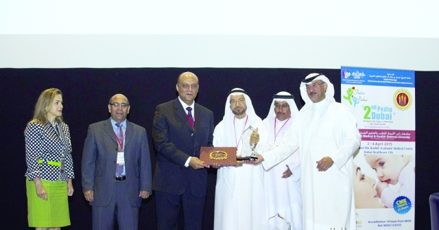 "عبد الله الخياط يكرم جائزة الشيخ حمدان بن راشد آل مكتوم للعلوم الطبية - وام"