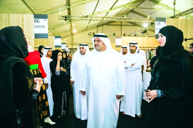 "محمد الشرقي متفقدا المعرض بحضور راشد ومكتوم بن حمد - وام"