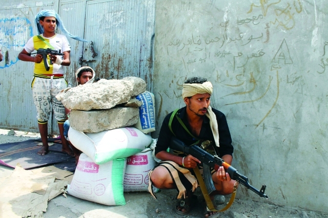 "مسلح يمني من المقاومة يرابط في أحد أحياء عدن أ.ف.ب"