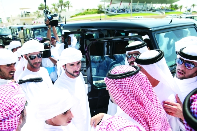 "حمدان بن محمد في حديث مع الملاك خلال متابعته مهرجان المرموم للهجن \t تصوير - خالد نوفل"