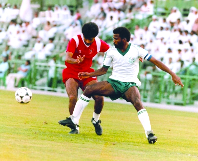 "حسن علي لاعب الشباب خلال تألقه في التسعينات - البيان"