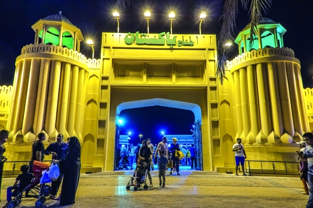 جناح باكستان في «القرية» يتألق بعروض مميزة