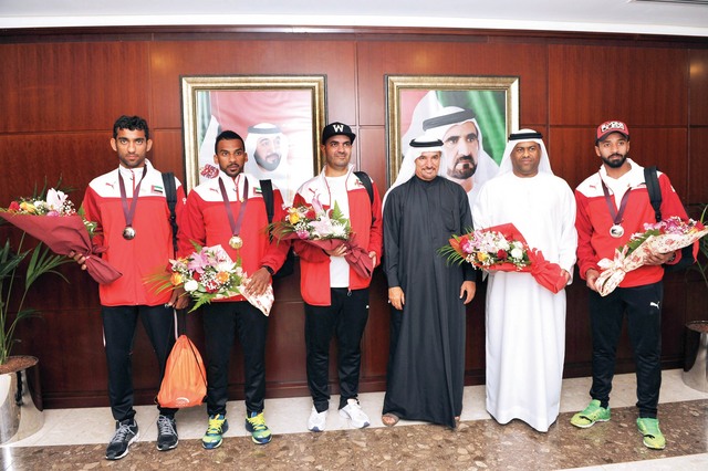 "سعيد حارب يتوسط نجوم منتخب التجديف أثناء الاستقبال-البيان"