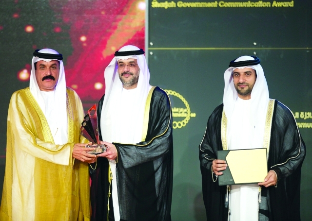 "سلطان بن محمد القاسمي مسلماً خميس المزينة تكريم شرطة دبي بحضور سلطان بن أحمد القاسمي \t من المصدر"