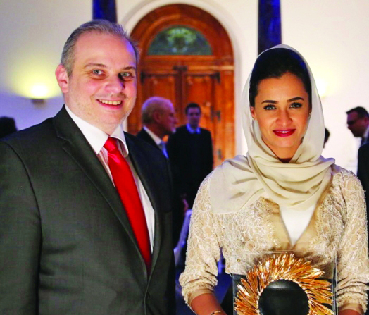 "عائشة الهاملي خلال تسلمها الوسام الدوليمن المصدر"