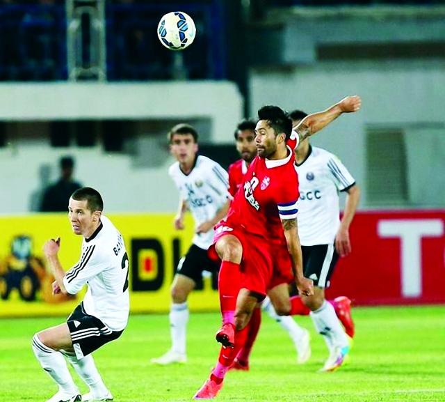 "مهاجم الأهلي خيمينيز محاطاً بمدافعي ناساف \t البيان"