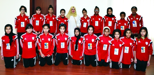 "صورة جماعية لمنتخب الإمارات الوطني للفتيات - البيان"