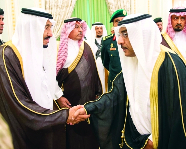 ".. ويصافح أحد المسؤولين \tواس"