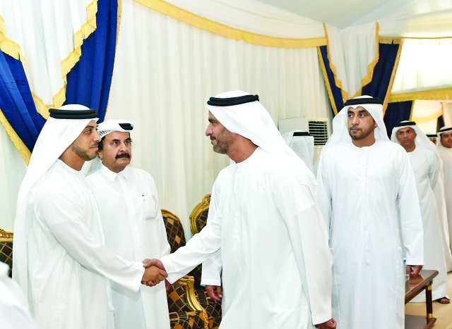 "منصور بن زايد يتقبل العزاء من جموع المواطنين"
