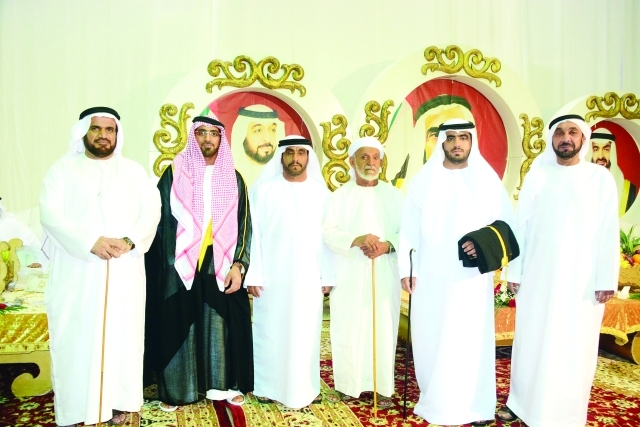 "العريسان محمد سليمان وسلطان ناصر وجدهما سعيد الشبلي ووالداهما وسعيد الديب الشامسي"