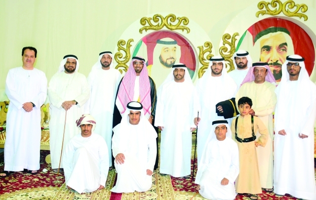 "العريسان محمد سليمان وسلطان ناصر الشبلي وعدد من الأهل والحضور"